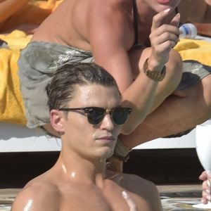 Pixie Lott et son compagnon Oliver Cheshire en vacances avec des amis à Ibiza, le 20 juillet 2017.