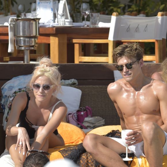 Pixie Lott et son compagnon Oliver Cheshire en vacances avec des amis à Ibiza, le 20 juillet 2017.