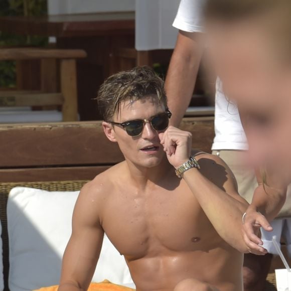 Pixie Lott et son compagnon Oliver Cheshire en vacances avec des amis en vacances à Ibiza, le 20 juillet 2017. 