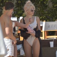 Pixie Lott : Maillot échancré et sourire radieux avec son fiancé à Ibiza