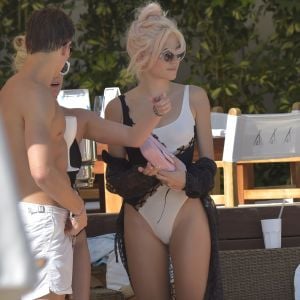 Pixie Lott et son compagnon Oliver Cheshire en vacances avec des amis à Ibiza, le 20 juillet 2017. 