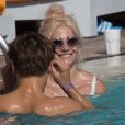 Pixie Lott et son compagnon Oliver Cheshire en vacances avec des amis à Ibiza, le 20 juillet 2017.