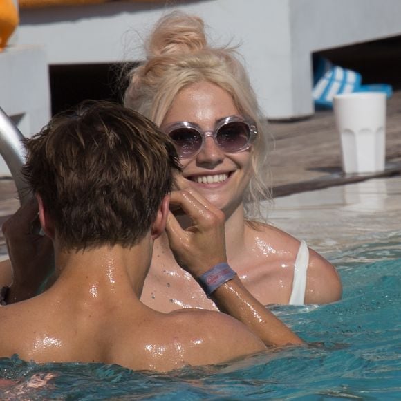 Pixie Lott et son compagnon Oliver Cheshire en vacances avec des amis à Ibiza, le 20 juillet 2017.