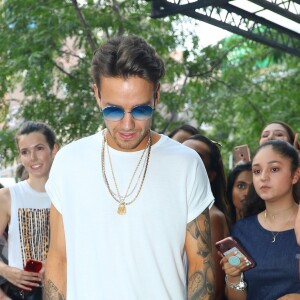 Liam Payne salue ses fans à la sortie de son hôtel à New York, le 20 juillet 2017.