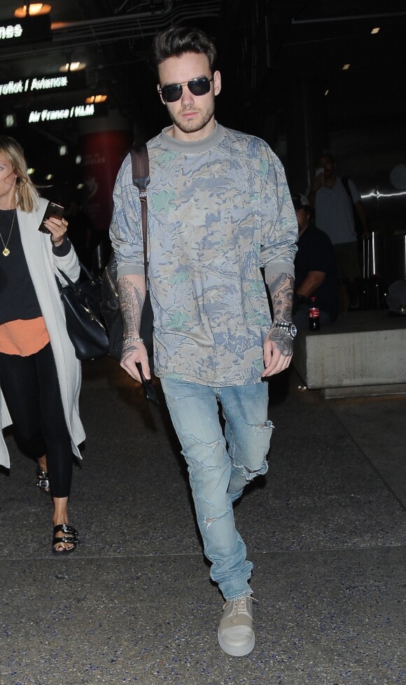 Liam Payne arrive à l'aéroport de Los Angeles, le 13 juin 2017.