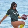 Exclusif - Claudia Romani (Secret Story 9), vêtue du maillot du Milan AC et son compagnon Chris Johns jouent au foot sur la plage de Sunny Isles Beach le 19 juillet 2017.