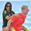 Exclusif - Claudia Romani (Secret Story 9), vêtue du maillot du Milan AC et son compagnon Chris Johns jouent au foot sur la plage de Sunny Isles Beach le 19 juillet 2017.