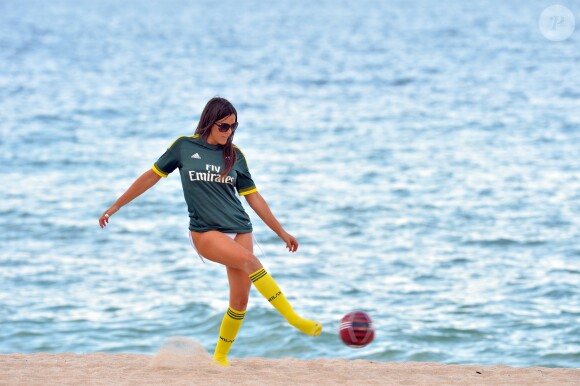 Exclusif - Claudia Romani (Secret Story 9), vêtue du maillot du Milan AC et son compagnon Chris Johns jouent au foot sur la plage de Sunny Isles Beach, à Miami le 19 juillet 2017.