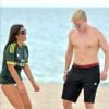 Exclusif - Claudia Romani (Secret Story 9), vêtue du maillot du Milan AC et son compagnon Chris Johns jouent au foot sur la plage de Sunny Isles Beach le 19 juillet 2017.
