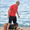 Exclusif - Claudia Romani (Secret Story 9), vêtue du maillot du Milan AC et son compagnon Chris Johns s'éclatent en amoureux sur la plage de Sunny Isles Beach, à Miami, le 19 juillet 2017.