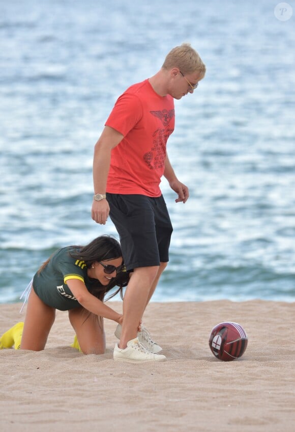 Exclusif - Claudia Romani (Secret Story 9), vêtue du maillot du Milan AC et son compagnon Chris Johns jouent au foot à Miami, sur la plage de Sunny Isles Beach le 19 juillet 2017.