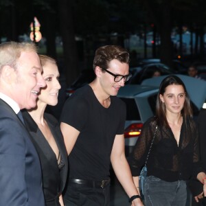 Céline Dion quitte le l'hôtel Royal Monceau et va dîner en compagnie de son danseur Pepe Munoz au restaurant Manko à Paris le 21 juillet 2017. La chanteuse est acceuilie par Tony Gomez à l'entrée de l'établissement.