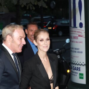 Céline Dion quitte le l'hôtel Royal Monceau et va dîner en compagnie de son danseur Pepe Munoz au restaurant Manko à Paris le 21 juillet 2017. La chanteuse est acceuilie par Tony Gomez à l'entrée de l'établissement.