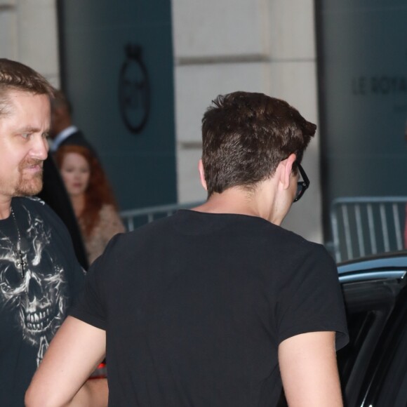 Céline Dion quitte le l'hôtel Royal Monceau et va dîner en compagnie de son danseur Pepe Munoz au restaurant Manko à Paris le 21 juillet 2017. La chanteuse est acceuilie par Tony Gomez à l'entrée de l'établissement.