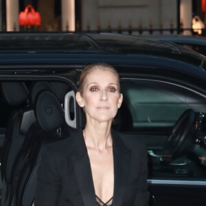 Céline Dion quitte le l'hôtel Royal Monceau et va dîner en compagnie de son danseur Pepe Munoz au restaurant Manko à Paris le 21 juillet 2017. La chanteuse est acceuilie par Tony Gomez à l'entrée de l'établissement.