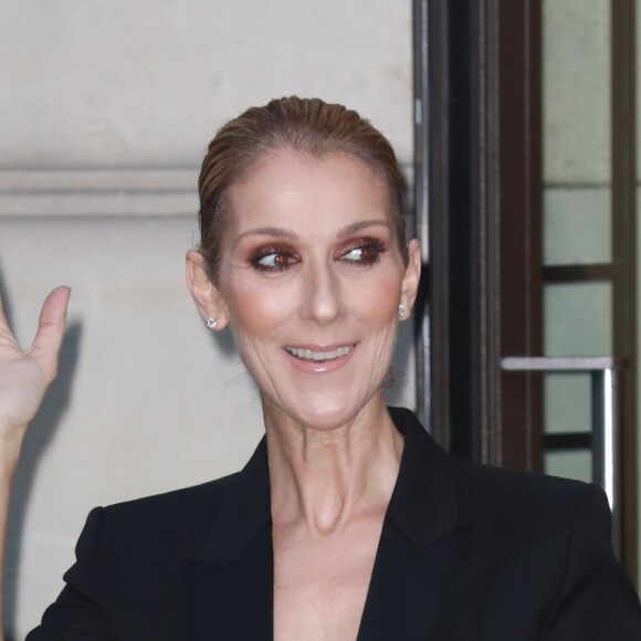 Céline Dion quitte le l'hôtel Royal Monceau et va dîner en compagnie de son danseur Pepe Munoz au restaurant Manko à Paris le 21 juillet 2017. La chanteuse est acceuilie par Tony Gomez à l'entrée de l'établissement.