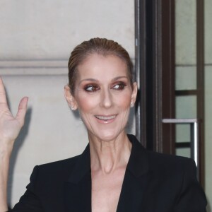 Céline Dion quitte le l'hôtel Royal Monceau et va dîner en compagnie de son danseur Pepe Munoz au restaurant Manko à Paris le 21 juillet 2017. La chanteuse est acceuilie par Tony Gomez à l'entrée de l'établissement.