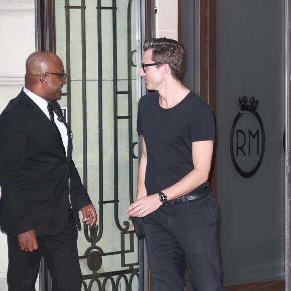 Céline Dion quitte le l'hôtel Royal Monceau et va dîner en compagnie de son danseur Pepe Munoz au restaurant Manko à Paris le 21 juillet 2017. La chanteuse est acceuilie par Tony Gomez à l'entrée de l'établissement.