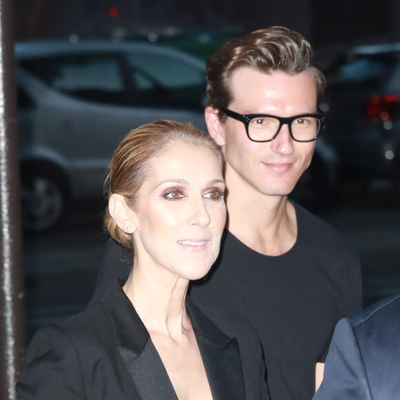 Céline Dion quitte le l'hôtel Royal Monceau et va dîner en compagnie de son danseur Pepe Munoz au restaurant Manko à Paris le 21 juillet 2017. La chanteuse est acceuilie par Tony Gomez à l'entrée de l'établissement.