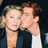 Sheila pose avec son fils Ludovic Chancel lors de son come-back au Queen, à Paris, le 12 janvier 1998.