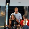 Jeremy Meeks et sa compagne Chloe Green au magasin Topshop/Topman du centre commercial The Grove. West Hollywood, le 21 juillet 2017.