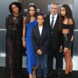 Luc Besson avec sa femme Virginie Besson-Silla et ses enfants Thalia Besson, Sateen Besson et Mao Besson lors de la première de ''Valerian'' au TCL Chinese Theatre à Los Angeles, le 17 juillet 2017.
