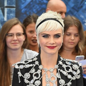 Cara Delevingne (en Burberry) à la première de 'Valerian' au Cineworld à Leicester Square à Londres, le 24 juillet 2017