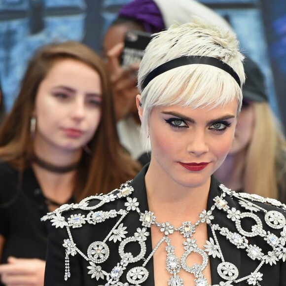 Cara Delevingne (en Burberry) à la première de 'Valerian' au Cineworld à Leicester Square à Londres, le 24 juillet 2017
