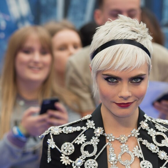 Cara Delevingne (en Burberry) à la première de 'Valerian' au Cineworld à Leicester Square à Londres, le 24 juillet 2017