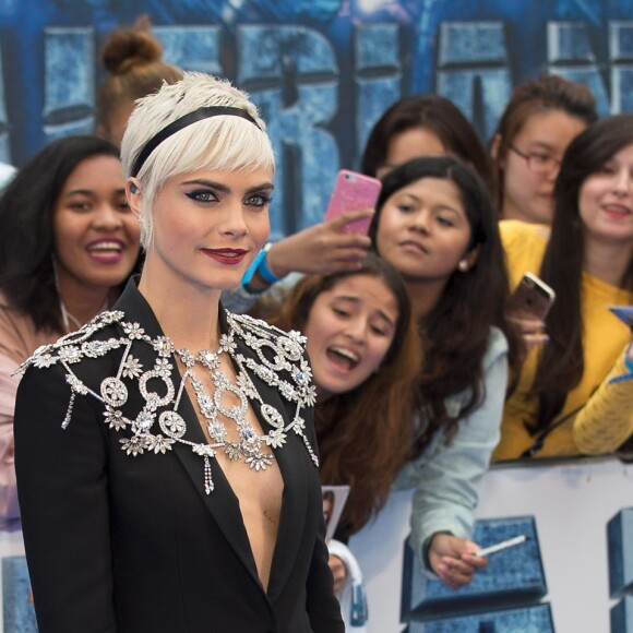 Cara Delevingne (en Burberry) à la première de 'Valerian' au Cineworld à Leicester Square à Londres, le 24 juillet 2017