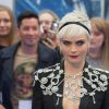 Cara Delevingne (en Burberry) à la première de 'Valerian' au Cineworld à Leicester Square à Londres, le 24 juillet 2017