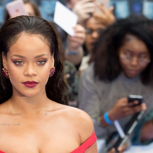 Rihanna (robe Giambattista Valli) à la première de 'Valerian' au Cineworld à Leicester Square à Londres, le 24 juillet 2017