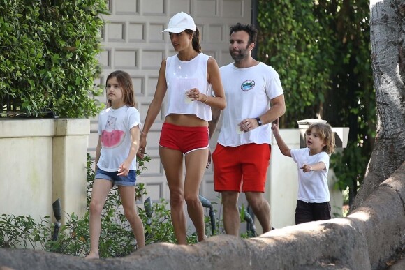Exclusif - Alessandra Ambrosio et son fiancé Jamie Mazur sont allés faire une promenade à pied à Brentwood. À leur retour, leurs enfants Anja et Noah les attendaient, et leur avaient préparé une limonade. Los Angeles, le 22 juillet 2017.