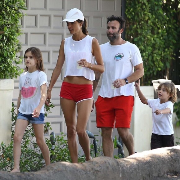 Exclusif - Alessandra Ambrosio et son fiancé Jamie Mazur sont allés faire une promenade à pied à Brentwood. À leur retour, leurs enfants Anja et Noah les attendaient, et leur avaient préparé une limonade. Los Angeles, le 22 juillet 2017.