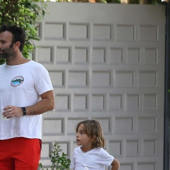 Exclusif - Alessandra Ambrosio et son fiancé Jamie Mazur sont allés faire une promenade à pied à Brentwood. À leur retour, leurs enfants Anja et Noah les attendaient, et leur avaient préparé une limonade. Los Angeles, le 22 juillet 2017.