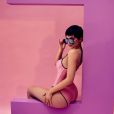 Kylie Jenner dévoile sa nouvelle collaboration avec la marque de lunettes australienne Quay, la petite soeur de Kim dévoile une collection capsule de lunettes de soleil pour le début de l'été. Les teintes sont acidulées et le design change du tout au tout selon les modèles.