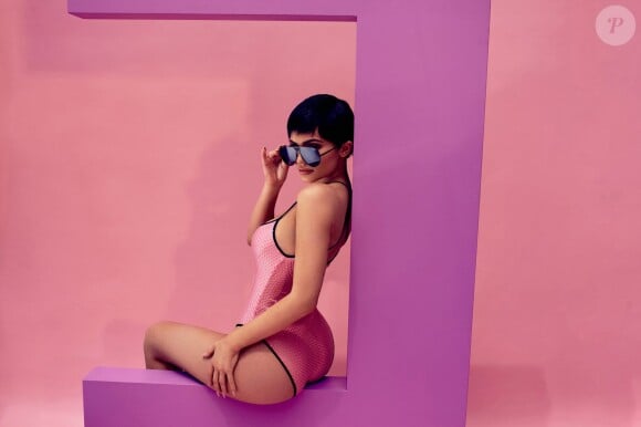Kylie Jenner dévoile sa nouvelle collaboration avec la marque de lunettes australienne Quay, la petite soeur de Kim dévoile une collection capsule de lunettes de soleil pour le début de l'été. Les teintes sont acidulées et le design change du tout au tout selon les modèles.