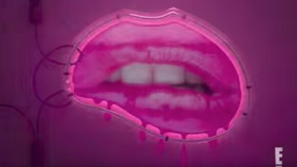 Sara Pope accuse Kylie Jenner de lui avoir volé son logo en forme de lèvres en néon, que l'on peut voir dès les premières images de la bande-annonce de son nouveau show Life Of Kylie - Vidéo publiée sur Youtube le 11 mai 2017