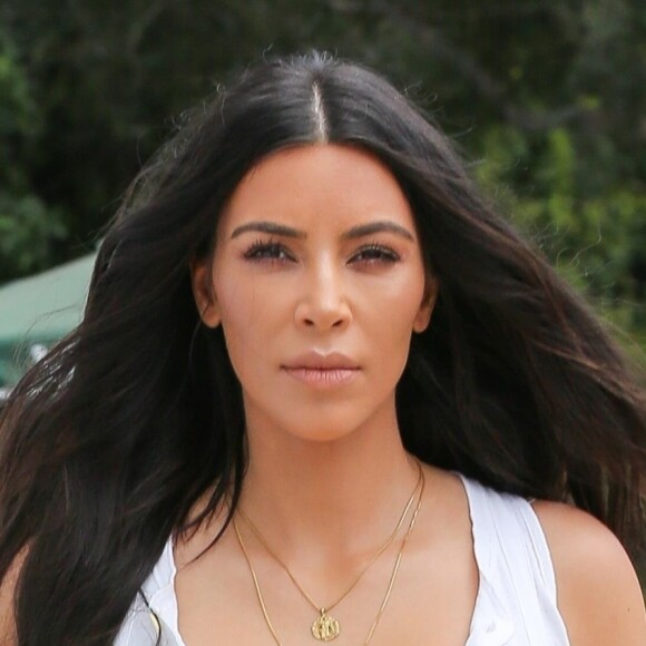 Exclusif - Les soeurs Kardashian Kim, Khloe et Kourtney sont allées déjeuner accompagnées de la petite Penelope au restaurant Stanley à Sherman Oaks. Kim semble avoir un problème d'eczéma sur le tibia droit! Le 25 juillet 2017
