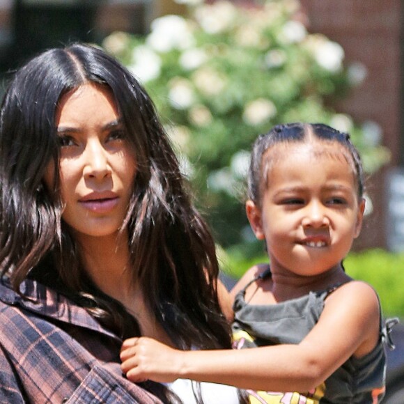 Kim Kardashian emmène sa fille North West chez Color Me Mine à Calabasas le 22 juin 2017.