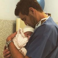 Paul-Henri Mathieu : Pause câlin avec son bébé, au prénom toujours inconnu