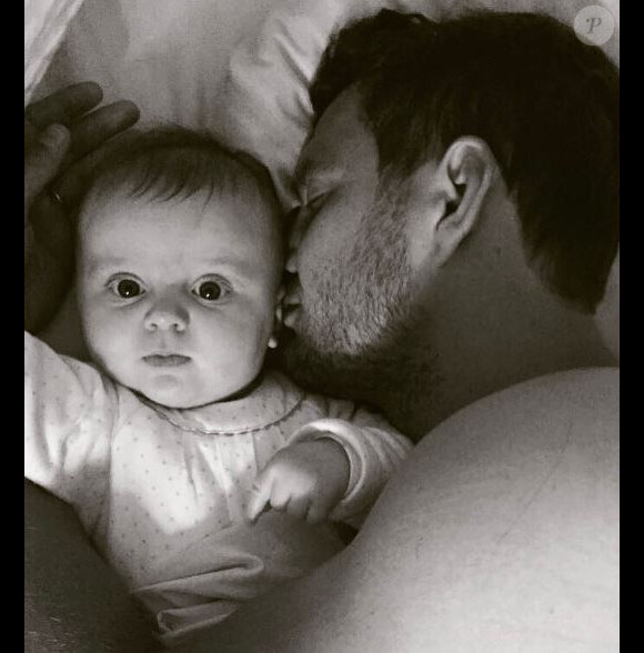 Paul-Henri Mathieu partage un tendre câlin avec sa fille âgée de quatre mois. Photo postée sur Instagram le 25 juillet 2017.