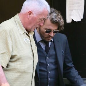 Johnny Depp sur le plateau du film "Richard Says Goodbye" accompagné de son garde du corps Jerry Judge à Vancouver, le 25 juillet 2017