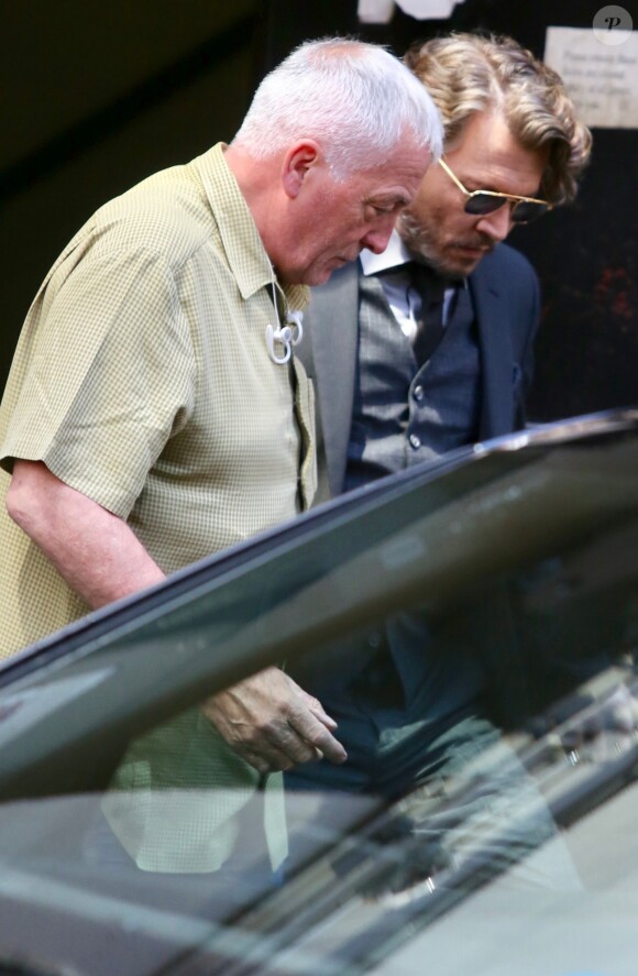 Johnny Depp sur le plateau du film "Richard Says Goodbye" accompagné de son garde du corps Jerry Judge à Vancouver, le 25 juillet 2017