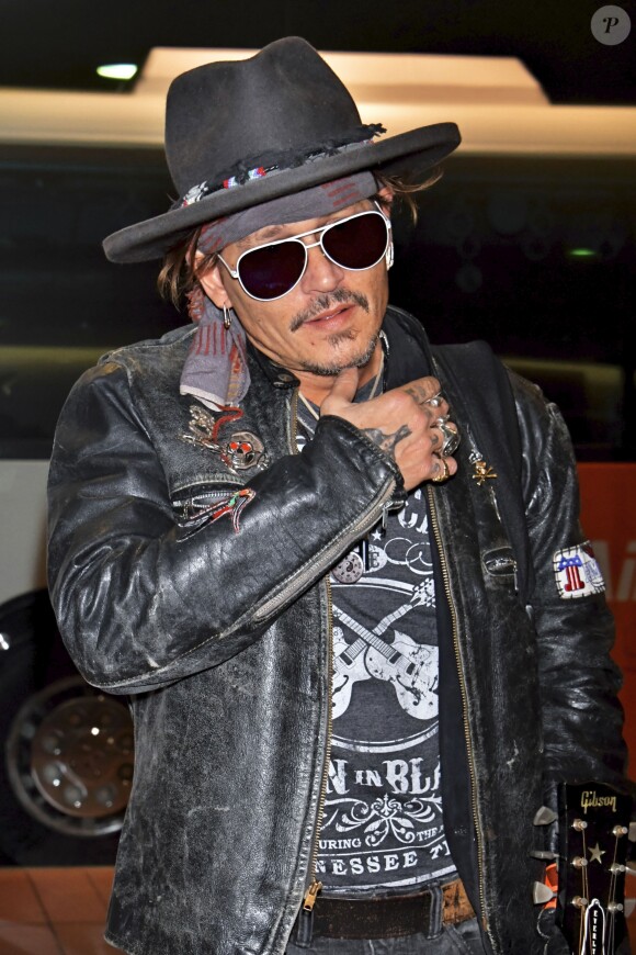 Johnny Depp arrive à l'aéroport de Tokyo au Japon le 20 juin 2017.