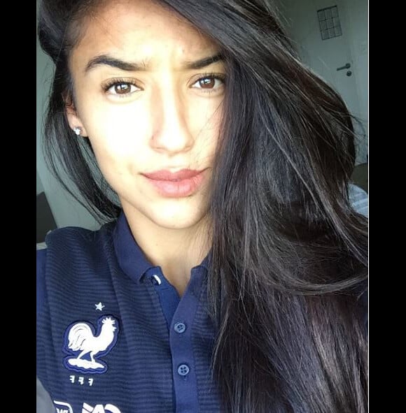 Sakina Karchaoui pose avec le maillot de l'équipe de France de football sur Instagram, le 3 juillet 2016.