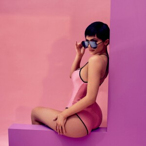 Kylie Jenner dévoile sa nouvelle collaboration avec la marque de lunettes australienne Quay, la petite soeur de Kim dévoile une collection capsule de lunettes de soleil pour le début de l'été.