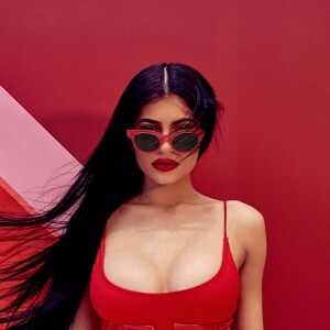 Kylie Jenner dévoile sa nouvelle collaboration avec la marque de lunettes australienne Quay, la petite soeur de Kim dévoile une collection capsule de lunettes de soleil pour le début de l'été.