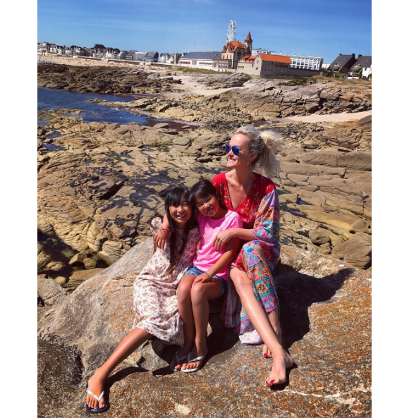 Laeticia Hallyday en vacances en Bretagne avec ses filles Jade et Joy le 15 juillet 2017