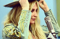 Le 13 juillet 2017, Kesha dévoile le clip de sa chanson Woman sur Youtube.